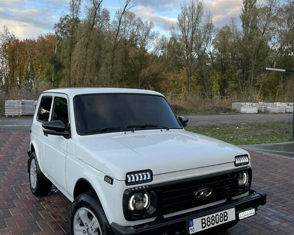 Белый ВАЗ 2121 Нива, объемом двигателя 1.57 л и пробегом 97 тыс. км за 4000 $, фото 3 на Automoto.ua