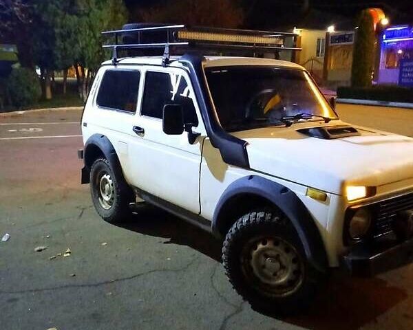 Белый ВАЗ 2121 Нива, объемом двигателя 1.6 л и пробегом 200 тыс. км за 1800 $, фото 1 на Automoto.ua