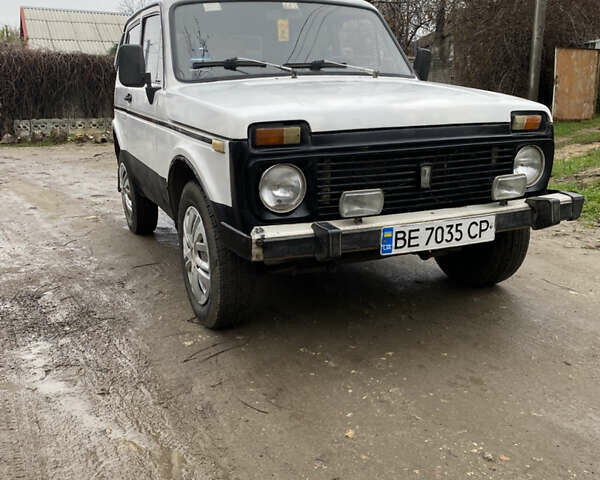 Белый ВАЗ 2121 Нива, объемом двигателя 1.58 л и пробегом 222 тыс. км за 1600 $, фото 1 на Automoto.ua