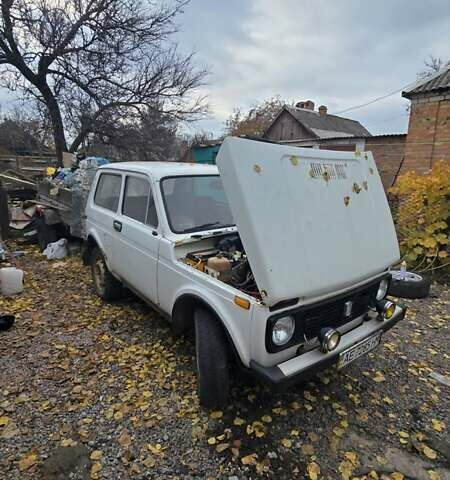 Белый ВАЗ 2121 Нива, объемом двигателя 1.7 л и пробегом 100 тыс. км за 1100 $, фото 1 на Automoto.ua