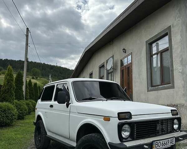 Белый ВАЗ 2121 Нива, объемом двигателя 1.6 л и пробегом 70 тыс. км за 2500 $, фото 2 на Automoto.ua