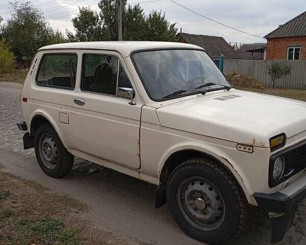 Белый ВАЗ 2121 Нива, объемом двигателя 1.6 л и пробегом 100 тыс. км за 1700 $, фото 2 на Automoto.ua