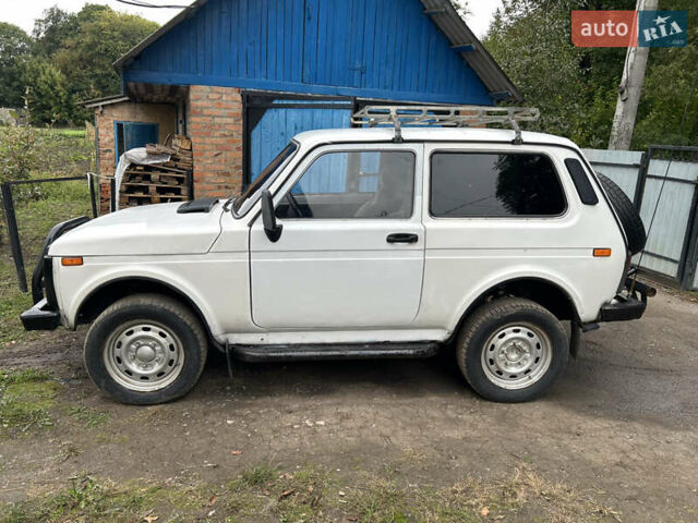 Белый ВАЗ 2121 Нива, объемом двигателя 1.6 л и пробегом 80 тыс. км за 2050 $, фото 4 на Automoto.ua