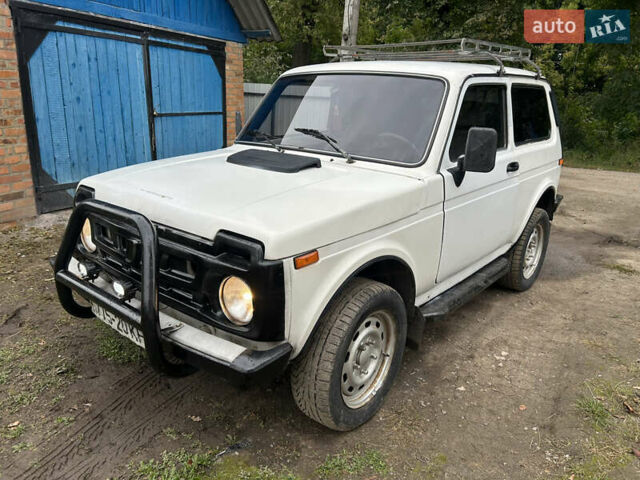 Белый ВАЗ 2121 Нива, объемом двигателя 1.6 л и пробегом 80 тыс. км за 2050 $, фото 2 на Automoto.ua