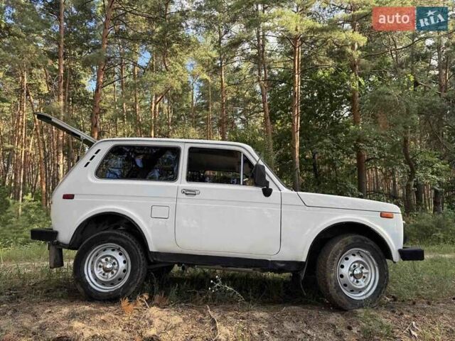 Белый ВАЗ 2121 Нива, объемом двигателя 1.6 л и пробегом 360 тыс. км за 2800 $, фото 12 на Automoto.ua
