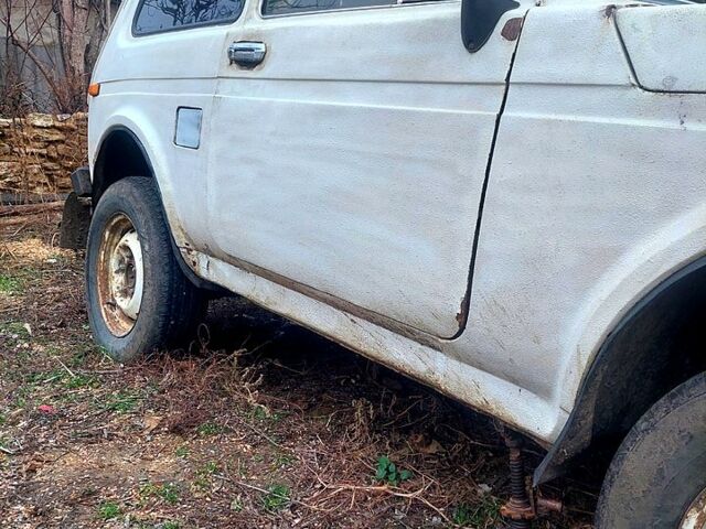 Белый ВАЗ 2121 Нива, объемом двигателя 2 л и пробегом 888 тыс. км за 1300 $, фото 4 на Automoto.ua