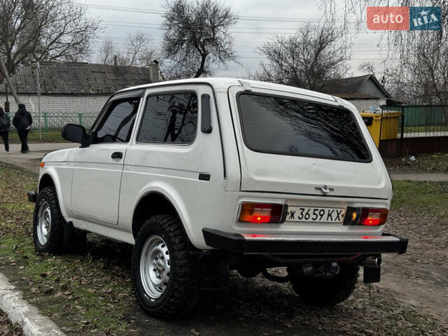 Белый ВАЗ 2121 Нива, объемом двигателя 1.6 л и пробегом 50 тыс. км за 2999 $, фото 2 на Automoto.ua