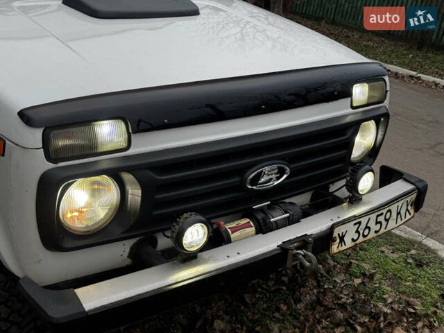 Белый ВАЗ 2121 Нива, объемом двигателя 1.6 л и пробегом 50 тыс. км за 2999 $, фото 5 на Automoto.ua