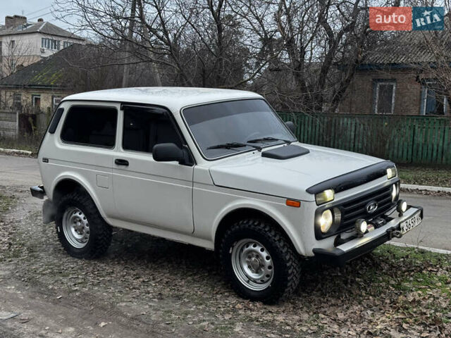 Белый ВАЗ 2121 Нива, объемом двигателя 1.6 л и пробегом 50 тыс. км за 2999 $, фото 3 на Automoto.ua