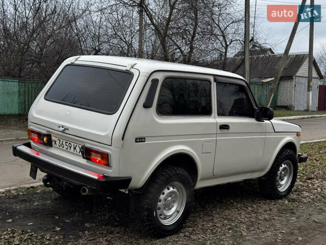 Белый ВАЗ 2121 Нива, объемом двигателя 1.6 л и пробегом 50 тыс. км за 2999 $, фото 4 на Automoto.ua