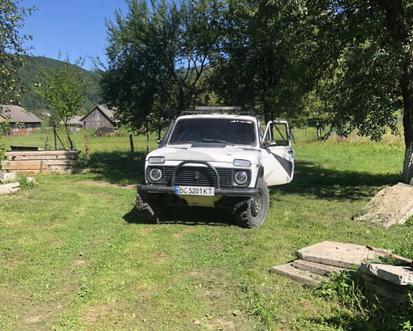 Белый ВАЗ 2121 Нива, объемом двигателя 1.6 л и пробегом 150 тыс. км за 2900 $, фото 2 на Automoto.ua