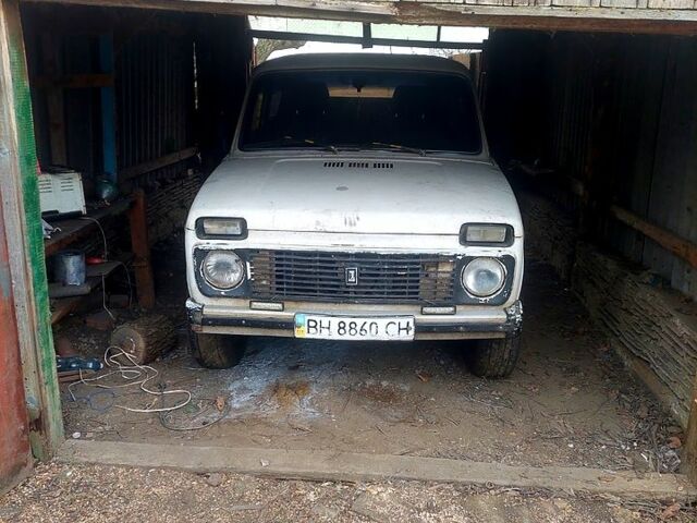 Белый ВАЗ 2121 Нива, объемом двигателя 2 л и пробегом 888 тыс. км за 1300 $, фото 1 на Automoto.ua