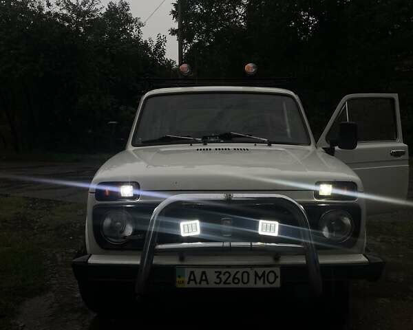 Белый ВАЗ 2121 Нива, объемом двигателя 1.6 л и пробегом 70 тыс. км за 3000 $, фото 2 на Automoto.ua