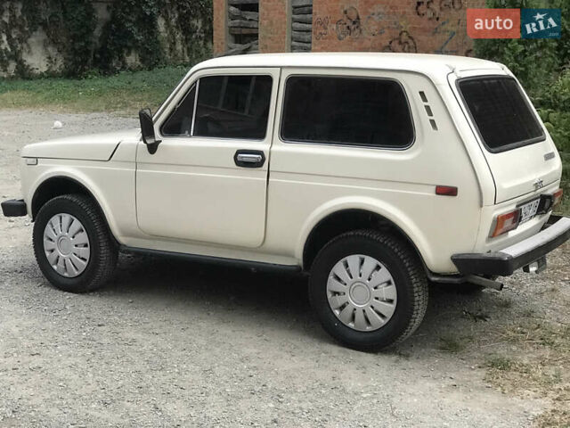 Белый ВАЗ 2121 Нива, объемом двигателя 1.57 л и пробегом 180 тыс. км за 2500 $, фото 2 на Automoto.ua