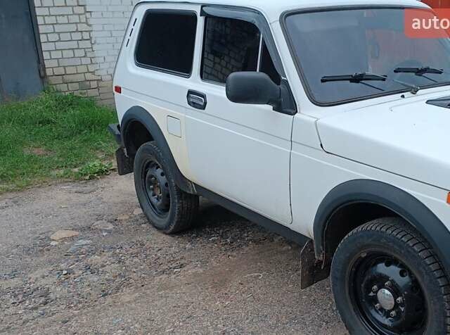 Белый ВАЗ 2121 Нива, объемом двигателя 1.6 л и пробегом 200 тыс. км за 4200 $, фото 2 на Automoto.ua