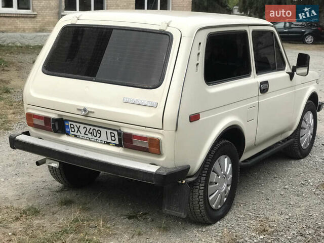 Белый ВАЗ 2121 Нива, объемом двигателя 1.57 л и пробегом 180 тыс. км за 2500 $, фото 4 на Automoto.ua