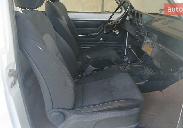 Белый ВАЗ 2121 Нива, объемом двигателя 1.6 л и пробегом 106 тыс. км за 2800 $, фото 10 на Automoto.ua