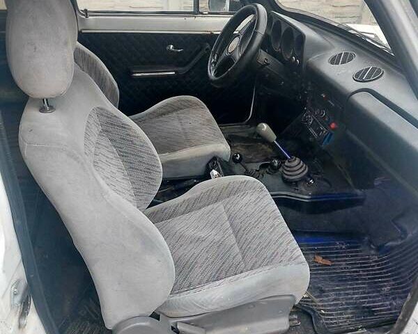 Белый ВАЗ 2121 Нива, объемом двигателя 1.57 л и пробегом 100 тыс. км за 1350 $, фото 2 на Automoto.ua