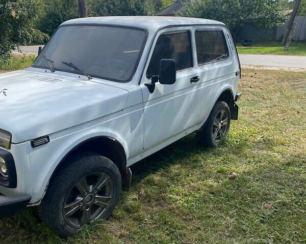 Белый ВАЗ 2121 Нива, объемом двигателя 1.57 л и пробегом 370 тыс. км за 3000 $, фото 2 на Automoto.ua