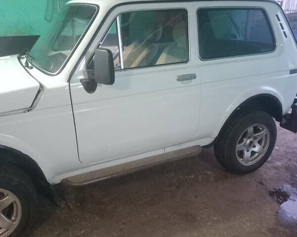 Белый ВАЗ 2121 Нива, объемом двигателя 1.6 л и пробегом 100 тыс. км за 3000 $, фото 6 на Automoto.ua