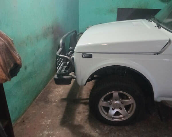 Белый ВАЗ 2121 Нива, объемом двигателя 1.6 л и пробегом 100 тыс. км за 3000 $, фото 7 на Automoto.ua