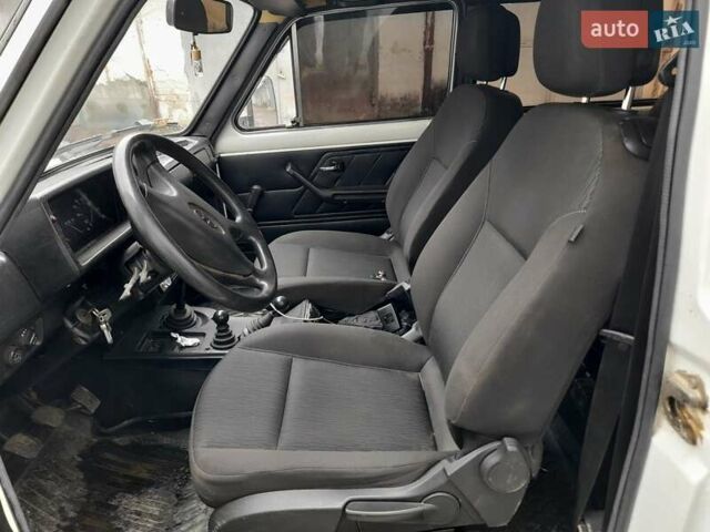 Белый ВАЗ 2121 Нива, объемом двигателя 1.7 л и пробегом 175 тыс. км за 3700 $, фото 4 на Automoto.ua