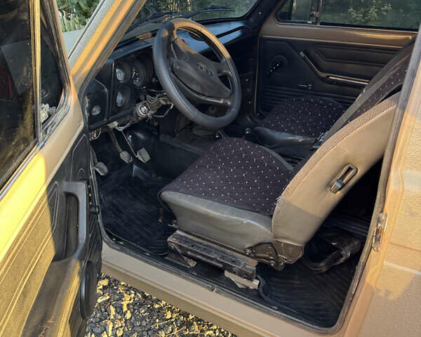 Бежевий ВАЗ 2121 Нива, об'ємом двигуна 1.6 л та пробігом 180 тис. км за 3000 $, фото 13 на Automoto.ua