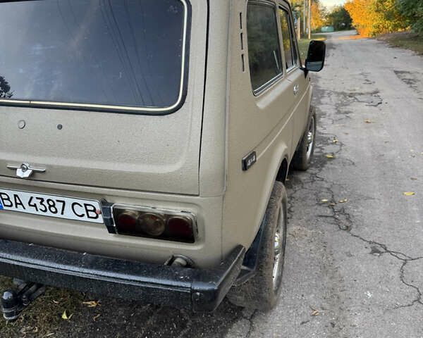 Бежевий ВАЗ 2121 Нива, об'ємом двигуна 1.6 л та пробігом 180 тис. км за 3000 $, фото 2 на Automoto.ua