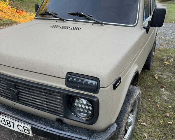 Бежевий ВАЗ 2121 Нива, об'ємом двигуна 1.6 л та пробігом 180 тис. км за 3000 $, фото 1 на Automoto.ua