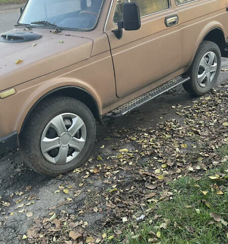 Бежевый ВАЗ 2121 Нива, объемом двигателя 1.6 л и пробегом 100 тыс. км за 2000 $, фото 2 на Automoto.ua