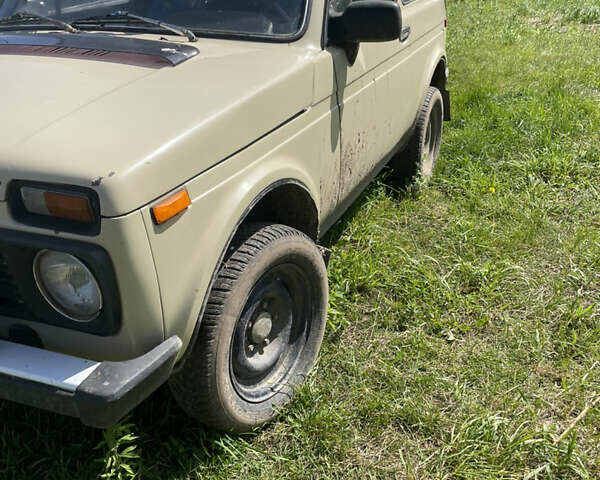 Бежевий ВАЗ 2121 Нива, об'ємом двигуна 1.6 л та пробігом 300 тис. км за 2100 $, фото 1 на Automoto.ua