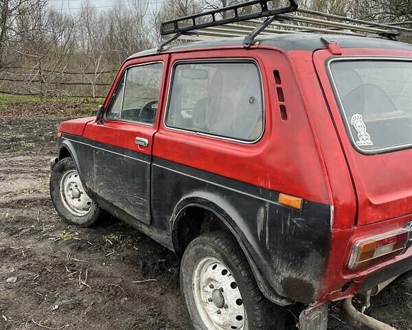 Красный ВАЗ 2121 Нива, объемом двигателя 1.58 л и пробегом 200 тыс. км за 1500 $, фото 1 на Automoto.ua