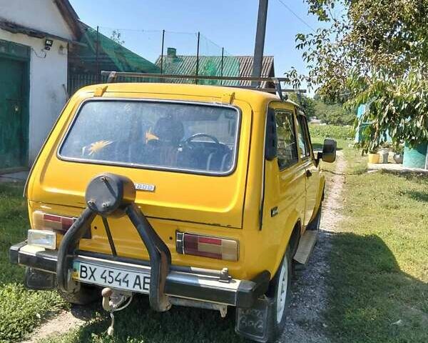Красный ВАЗ 2121 Нива, объемом двигателя 1.6 л и пробегом 150 тыс. км за 2500 $, фото 2 на Automoto.ua