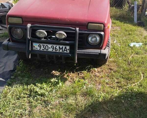 Красный ВАЗ 2121 Нива, объемом двигателя 1.6 л и пробегом 180 тыс. км за 1060 $, фото 2 на Automoto.ua