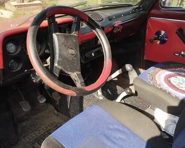 Красный ВАЗ 2121 Нива, объемом двигателя 1.6 л и пробегом 180 тыс. км за 1060 $, фото 6 на Automoto.ua