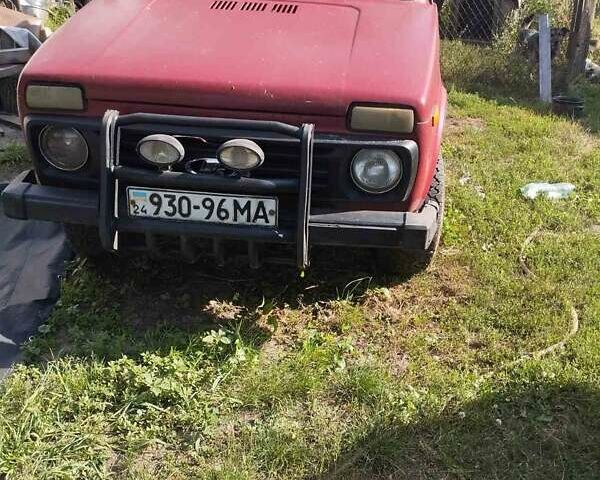 Красный ВАЗ 2121 Нива, объемом двигателя 1.6 л и пробегом 180 тыс. км за 1060 $, фото 1 на Automoto.ua
