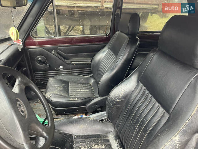 Красный ВАЗ 2121 Нива, объемом двигателя 1.57 л и пробегом 250 тыс. км за 1300 $, фото 4 на Automoto.ua