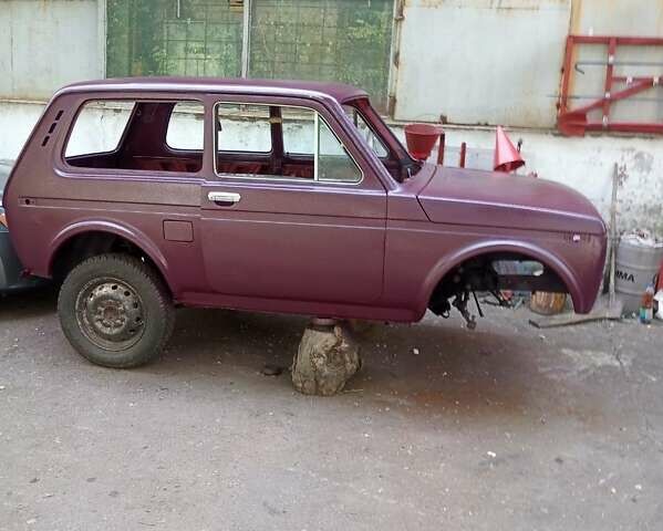 Красный ВАЗ 2121 Нива, объемом двигателя 1.6 л и пробегом 100 тыс. км за 3300 $, фото 6 на Automoto.ua