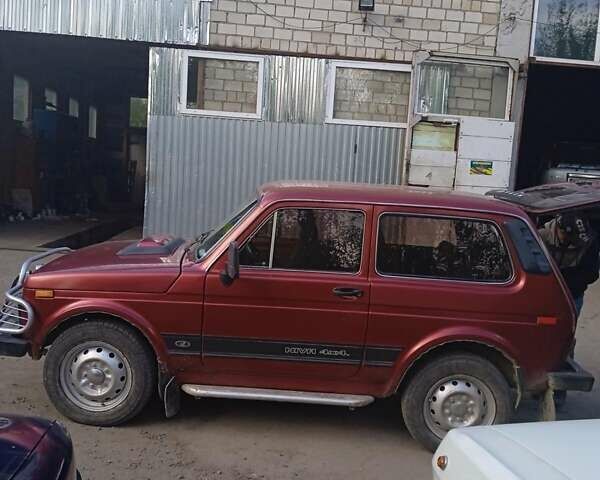 Красный ВАЗ 2121 Нива, объемом двигателя 1.57 л и пробегом 89 тыс. км за 3000 $, фото 1 на Automoto.ua