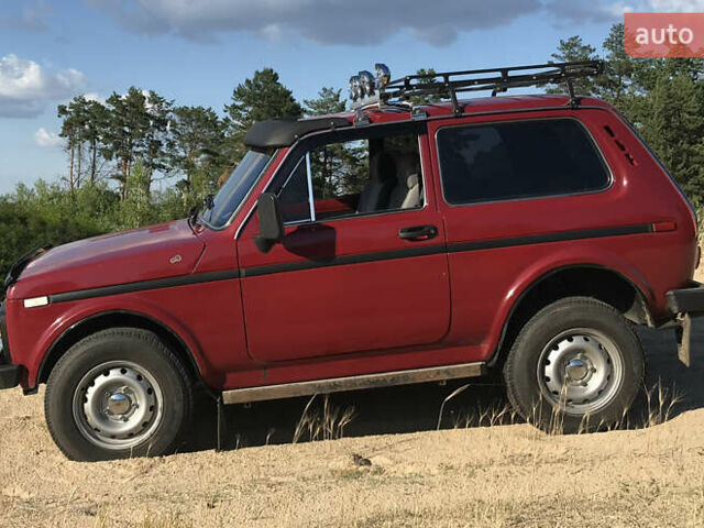 Красный ВАЗ 2121 Нива, объемом двигателя 1.58 л и пробегом 107 тыс. км за 2400 $, фото 10 на Automoto.ua