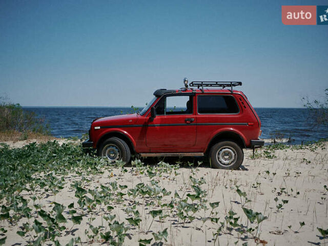 Красный ВАЗ 2121 Нива, объемом двигателя 1.58 л и пробегом 107 тыс. км за 2400 $, фото 11 на Automoto.ua