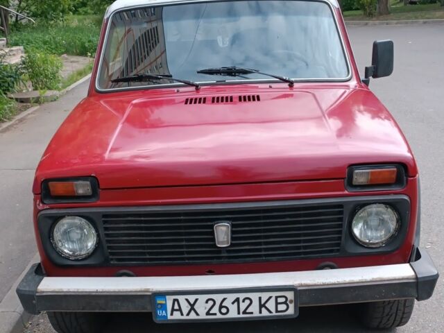 Красный ВАЗ 2121 Нива, объемом двигателя 1.6 л и пробегом 200 тыс. км за 2496 $, фото 1 на Automoto.ua