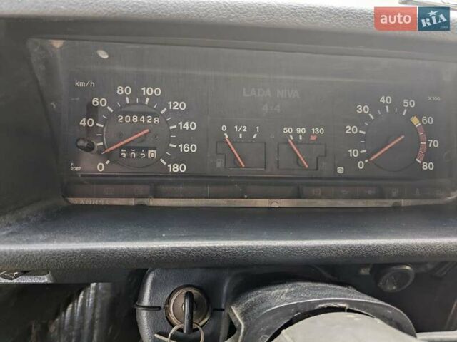 Красный ВАЗ 2121 Нива, объемом двигателя 1.7 л и пробегом 208 тыс. км за 2600 $, фото 7 на Automoto.ua