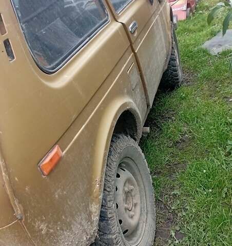 Желтый ВАЗ 2121 Нива, объемом двигателя 1.6 л и пробегом 200 тыс. км за 2100 $, фото 4 на Automoto.ua