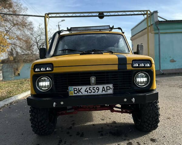 Желтый ВАЗ 2121 Нива, объемом двигателя 1.6 л и пробегом 250 тыс. км за 2950 $, фото 1 на Automoto.ua