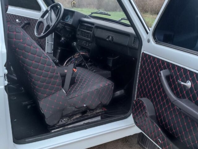 Белый ВАЗ 21213 Niva, объемом двигателя 1.7 л и пробегом 290 тыс. км за 3500 $, фото 5 на Automoto.ua