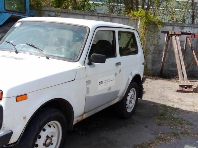 Белый ВАЗ 21213 Niva, объемом двигателя 1.7 л и пробегом 289 тыс. км за 991 $, фото 3 на Automoto.ua