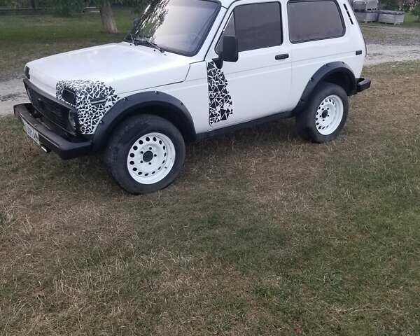 Белый ВАЗ 21213 Niva, объемом двигателя 1.6 л и пробегом 100 тыс. км за 3100 $, фото 2 на Automoto.ua