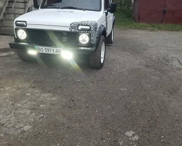 Белый ВАЗ 21213 Niva, объемом двигателя 1.6 л и пробегом 100 тыс. км за 3100 $, фото 4 на Automoto.ua