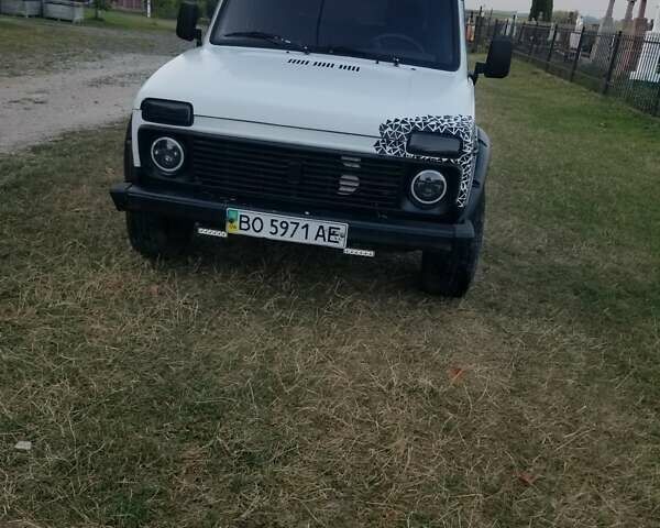 Белый ВАЗ 21213 Niva, объемом двигателя 1.6 л и пробегом 100 тыс. км за 3100 $, фото 1 на Automoto.ua